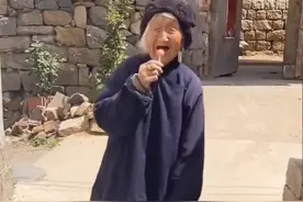 102岁网红小脚奶奶：健步如飞整天调皮捣蛋，80岁儿媳追不上她图片