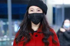 “伊能静”越老越时髦！穿红大衣+长筒靴+贝雷帽，56岁美出新高度图片