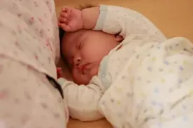 宝宝睡觉“滚来滚去”，可能是这4个原因造成的，家长要弄明白图片