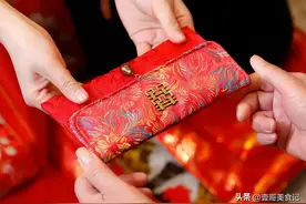 山东女子来东北参加婚宴，随礼300块，菜端上桌顿时尴尬：随少了图片