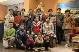 撒贝宁被曝全家福！混血龙凤胎正脸太可爱，亲妹妹颜值高似明星图片