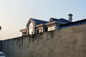 农村建房俗语：“宁往前赶一山，不往后挪一砖。”图片