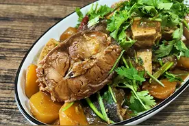 买了一条8斤重的大鱼，用鱼尾巴炖菜，孩子们连汤都蘸光了图片