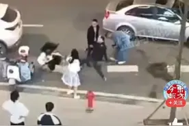 唐山打人事件重现？女孩扯下暴躁男假发，致其恼羞成怒被踹飞图片