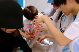 硅胶假身材、抱不起女主、手指破了就流泪！圈内男星虚到超乎想象图片