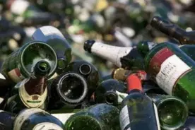 三十年前还有人回收空啤酒瓶子，为啥如今看不到了？了解后才明白图片