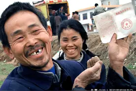 富二代小伙找到自己的亲生父母，发现对方是贫困户，有必要相认吗图片