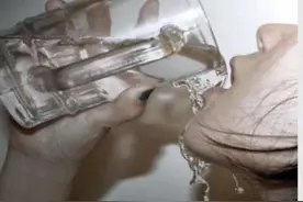 为何有的人喝酒有尿，有的人喝水多，却不去上厕所？早知道早好图片