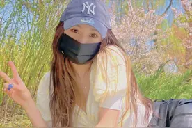 杨幂和魏大勋同晒出游照，同比一个手势，网友：这是复合的节奏？图片