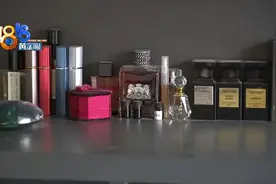 “脱坑”卖香水 洒了一半多图片