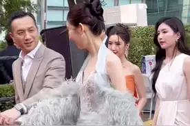 黄觉牵手小26岁女星摇来摇去，周围人表情耐人寻味，千玺装没看见图片