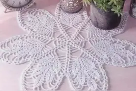 分享几款蕾丝杯垫图解，一团线就能钩一大块，省钱又漂亮图片