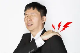 肩膀疼痛是怎么回事？可能是癌症或疾病在预警，提醒：千万别忽视图片