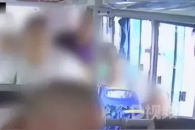 男子公交车上用水杯多次砸司机头部，疑要求中途停车被拒，公交公司：司机头部受伤，警方回应：正在处理图片