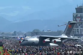 运20和C130运输机同框？航展让西方人心情复杂，东方的大飞机来了图片