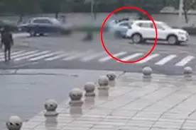 宁波一SUV撞倒行人后又倒回二次辗轧，交警回应：伤者为一名老人一名小孩，无生命危险，事情正在处理图片