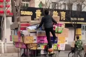 惊险！沈阳一男子骑三轮送货堪比杂技表演图片