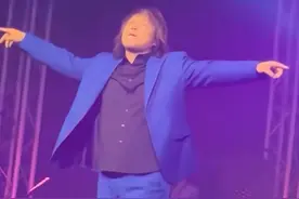 笑麻了！伍佰悉尼演唱会再现名场面：空着两手满场溜达，评论笑死图片