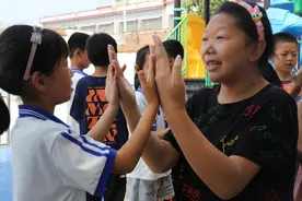 带坐便器上班的女教师图片