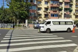 中型面包车违停路口还侵占横道线 阻碍交通存安全隐患图片