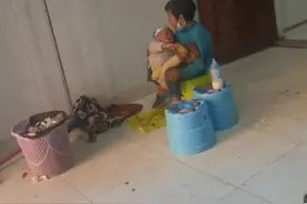 四川：几岁大的姐姐抱着婴儿妹妹输液，网友：这不是懂事图片