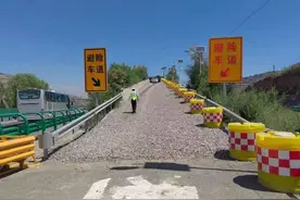 司机分心驾驶误入避险车道 高速交警及时解困消除隐患图片