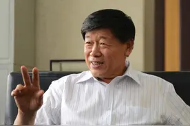 山东首富张学信，年收3000亿为人低调，住职工房用200元手机图片