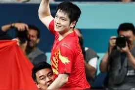 圆梦!樊振东夺冠王皓亲了他一大口,奥运三亚王带出金牌扬眉吐气图片