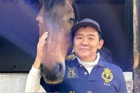 雷颂德移居英国生活惬意，54岁生日与爱驹庆祝，在当地兼做设计师图片