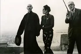 被坦克压扁与土地融为一体的士兵尸体，看不出是德军或盟军的尸体图片