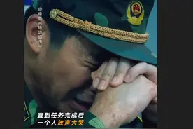 俞灏明在片场，因为战友牺牲的戏哭到浑身颤抖。拍摄《绝地追击》图片