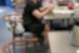 女子因被服务员叫“阿姨”拒买单并索赔2000元，店家回应：广东那边习俗不一样，服务员道歉后给她打8折了图片