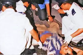 直击悍匪叶继欢被捕现场：手持AK-47与警察对射，图3中枪倒地图片