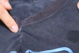 黑衣服穿久褪色发白别扔，只需简单一泡，就可恢复如新，涨知识了图片