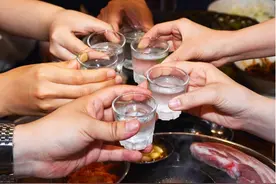 男人喝酒时，如果有这3种表现，说明已经老了，看看你中了几条！图片