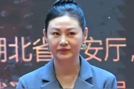 55岁王思懿罕见现身，容貌大变身材发福，网友直呼认不出图片