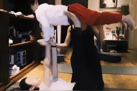 陈晓带儿子探班陈妍希，一家人十分甜蜜，网友：又吃一把狗粮图片