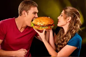 为什么女人喜欢叫男人吃她吃不完的食物？图片