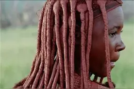 非洲原始部落红泥族：常年袒露上身，女人身涂红泥，男人寿命极短图片