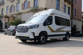 把理发店开进房车？移动理发新概念：湖北百一美容美发房车图片