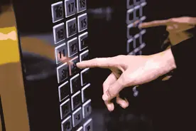 电梯下坠怎么办？记住这个“救命动作”图片