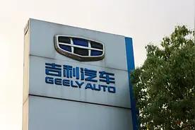 车主质疑吉利4S店旧款车当新款卖要求三倍赔偿 法院判赔2万元图片