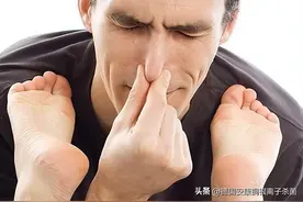 鞋子、袜子、脚都洗得很干净，穿上半天后再脱了鞋，还会有臭味？图片
