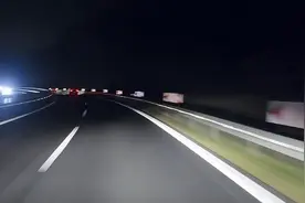 夜里开车跑高速，开远光灯还是近光灯，用错了很严重图片
