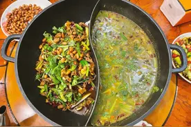 取出牛胃中尚未消化的草料，做成食物招待贵宾，牛瘪真的能吃吗？图片