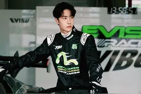 王一博分享赛车场六宫格随拍 单手拿头盔帅气十足图片