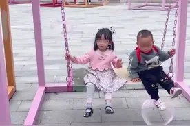 2020年重庆父亲联手女友将俩孩子扔下楼，后获死刑，生母过得如何图片