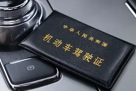 驾驶证自己没空去换，可以别人代办换证吗图片