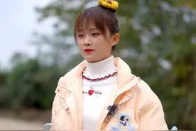 网红严素穿JK短裙抓鸡，弯腰下蹲无视镜头，网友：离被封不远了图片