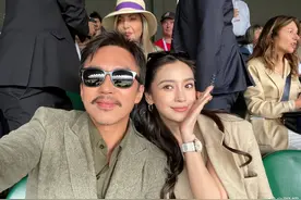 邓超晒与Angelababy合影：大侄女，啥时候来一场网球对决图片